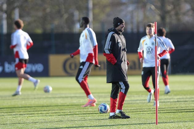 26 03 2026, xtgx, Football, U21 National Team, Final Training emspor, v l Antonio Di Salvo Germany, Coach DFL DFB REGULATIONS PROHIBIT ANY USE OF PHOTOGRAPHS as IMAGE SEQUENCES and or QUASI VIDEO Wolfsburg