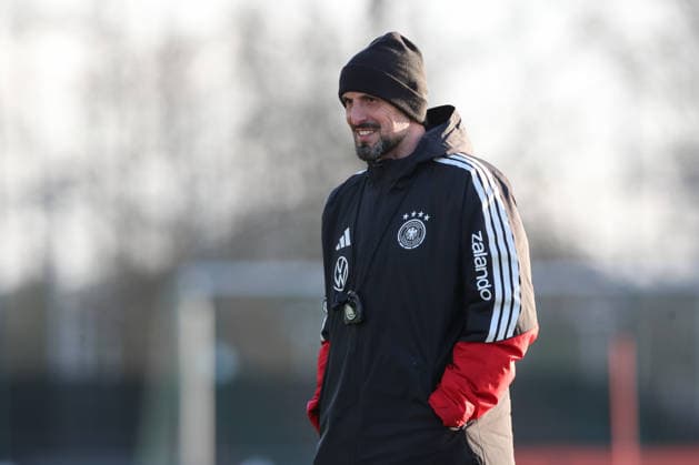 26 03 2026, xtgx, Football, U21 National Team, Final Training emspor, v l Antonio Di Salvo Germany, Coach DFL DFB REGULATIONS PROHIBIT ANY USE OF PHOTOGRAPHS as IMAGE SEQUENCES and or QUASI VIDEO Wolfsburg
