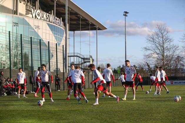 26 03 2026, xtgx, Football, U21 National Team, Press Conference emspor, v l Training in front of the Volkswagen Arena DFL DFB REGULATIONS PROHIBIT ANY USE OF PHOTOGRAPHS as IMAGE SEQUENCES and or QUASI VIDEO Wolfsburg