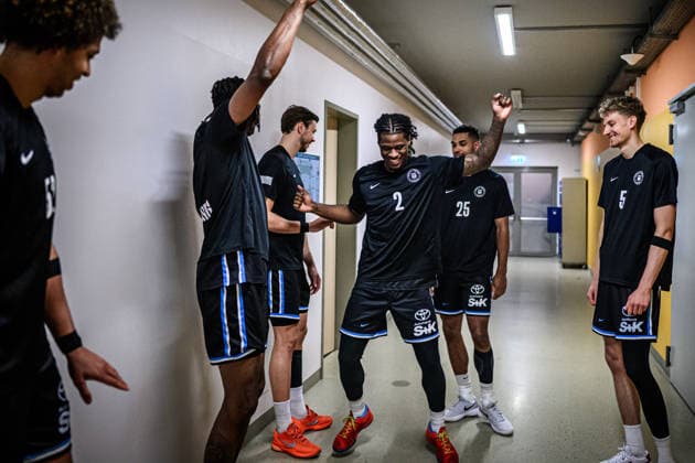easycredit BBL Basketball Bundesliga 2025 2026 Catch-up match 5 Matchday 26 03 2026 Science City Jena vs Veolia Towers Hamburg The Hamburg team exhilarated in the dressing room center Leonard Thorpe Jr dances Sparkassen Arena