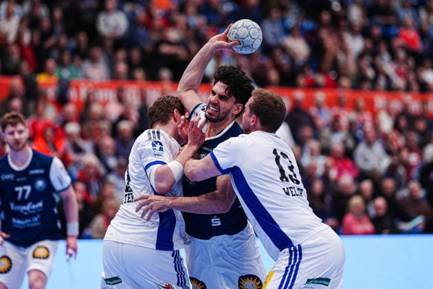 Moritz Sauter Handball Sport Verein Hamburg, 33 , Eloy Morante Maldonado Bergischer HC, 33 , Niklas Weller Handball Sport Verein Hamburg, 13 GER, Handball Sport Verein Hamburg vs Bergischer HC, Handball, 1 Bundesliga, Matchday 26, Season 2025 2026, 26 03 2026 GER, Handball Sport Verein Hamburg vs Bergischer HC, Handball, 1 Bundesliga, Matchday 26, Season 2025 2026, 26 03 2026 Hamburg Copyright: xEibner-Pressefoto MarcelxvonxFehrnx EP_MFN