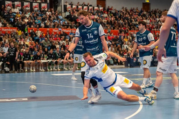 26 03 2026, xdobgx, Handball Daikin HBL, Handball Sport Verein Hamburg Bergischer HC f l Niklas Weller Handball Sport Verein Hamburg, 13 throwing, in action, throwing, Gerdas Babarskas Bergischer HC, 14