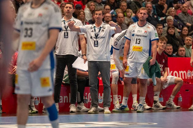 26 03 2026, xdobgx, Handball Daikin HBL, Handball Sport Verein Hamburg Bergischer HC v l Torsten Jansen HSV Hamburg, Head Coach gives instructions, gesticulates with arms, gesticulates, gives instructions