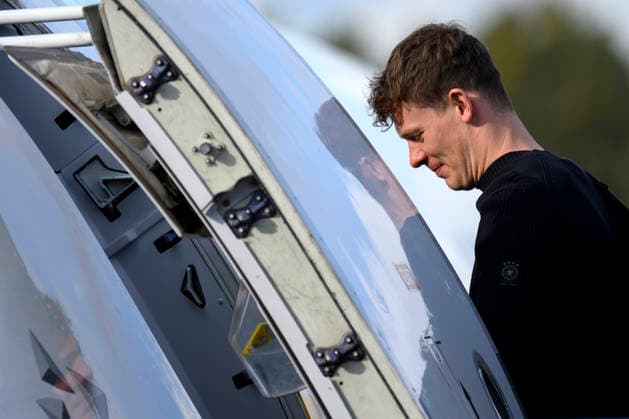 Soccer goalkeeper Alexander Nübel boards the plane at Nuremberg Airport before the national teams departure for the international match in Switzerland Basel The first match of the World Cup year is coming up in Switzerland Nuremberg, 26 03 2026 Bavaria Germany Copyright: xDwixAnoraganingrumx