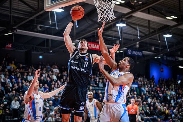 easycredit BBL Basketball Bundesliga 2025 2026 Catch-up game 5 matchday 26 03 2026 Science City Jena vs Veolia Towers Hamburg v li Niklas Wimberg Hamburg at the basketball against William McNair Jr Jena Sparkassen Arena