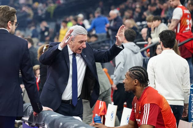 Svetislav Pesic FC Bayern Basketball, Head Coach gestures, explains with David McCormack FC Bayern Basketball, 33 , GER, FC Bayern Basketball vs LDLC ASVEL Villeurbanne, Basketball, Euroleague, Matchday 34, Season 2025 2026, 26 03 2026, GER, FC Bayern Basketball vs LDLC ASVEL Villeurbanne, Basketball, Euroleague, Matchday 34, Season 2025 2026, 26 03 2026 Munich Copyright: xEibner-Pressefoto JennixMaulx EP_JML