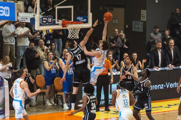 GER, easy Credit Basketball Bundesliga, Science City Jena Veolia Towers Hamburg 26 03 2026, Sparkassen Arena, Jena, GER, easy Credit Basketball Bundesliga, Science City Jena Veolia Towers Hamburg Kristofer Krause Science City Jena, 36 , Niklas Wimberg Veolia Towers Hamburg, 17 Â Photo Alexander Trienitz Jena Sparkassen Arena Thueringen Germany
