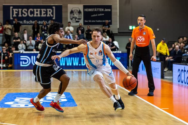 GER, easy Credit Basketball Bundesliga, Science City Jena Veolia Towers Hamburg 26 03 2026, Sparkassen Arena, Jena, GER, easy Credit Basketball Bundesliga, Science City Jena Veolia Towers Hamburg Seikou Sisoho Jawara Science City Jena, 11 , Ross Williams Veolia Towers Hamburg, 34 Â Photo Alexander Trienitz Jena Sparkassen Arena Thueringen Germany