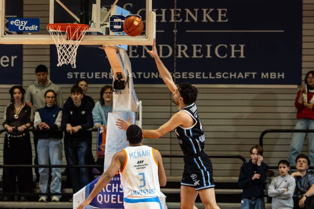 GER, easy Credit Basketball Bundesliga, Science City Jena Veolia Towers Hamburg 26 03 2026, Sparkassen Arena, Jena, GER, easy Credit Basketball Bundesliga, Science City Jena Veolia Towers Hamburg Benedikt Turudic Veolia Towers Hamburg, 44 , William McNair Jr Science City Jena 3 Â Photo Alexander Trienitz Jena Sparkassen Arena Thueringen Germany