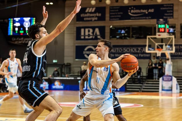 GER, easy Credit Basketball Bundesliga, Science City Jena Veolia Towers Hamburg 26 03 2026, Sparkassen Arena, Jena, GER, easy Credit Basketball Bundesliga, Science City Jena Veolia Towers Hamburg Seikou Sisoho Jawara Science City Jena, 11 , Benedikt Turudic Veolia Towers Hamburg, 44 Â Photo Alexander Trienitz Jena Sparkassen Arena Thueringen Germany