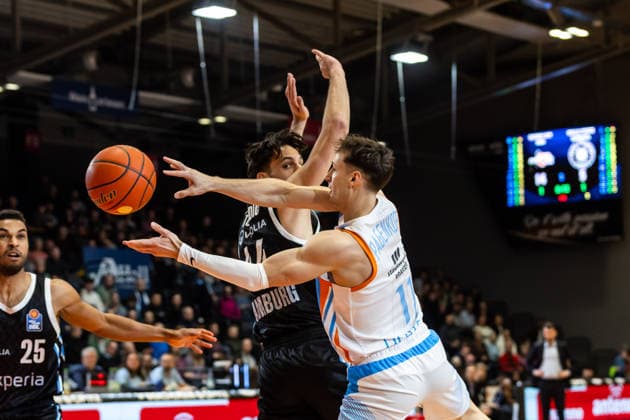 GER, easy Credit Basketball Bundesliga, Science City Jena Veolia Towers Hamburg 26 03 2026, Sparkassen Arena, Jena, GER, easy Credit Basketball Bundesliga, Science City Jena Veolia Towers Hamburg Seikou Sisoho Jawara Science City Jena, 11 , Benedikt Turudic Veolia Towers Hamburg, 44 Â Photo Alexander Trienitz Jena Sparkassen Arena Thueringen Germany