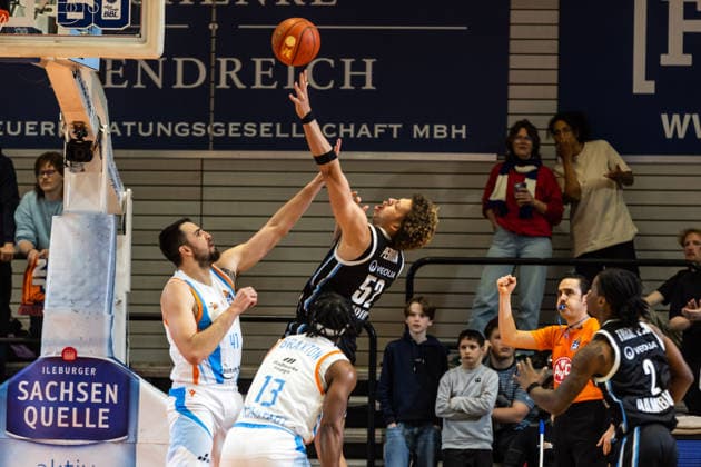 GER, easy Credit Basketball Bundesliga, Science City Jena Veolia Towers Hamburg 26 03 2026, Sparkassen Arena, Jena, GER, easy Credit Basketball Bundesliga, Science City Jena Veolia Towers Hamburg Zacharie Perrin Veolia Towers Hamburg, 52 , Alex Herrera Science City Jena, 41 Â Photo Alexander Trienitz Jena Sparkassen Arena Thueringen Germany