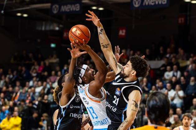 GER, easy Credit Basketball Bundesliga, Science City Jena Veolia Towers Hamburg 26 03 2026, Sparkassen Arena, Jena, GER, easy Credit Basketball Bundesliga, Science City Jena Veolia Towers Hamburg Keith Braxton Jr Science City Jena, 13 , Devon Daniels IV Veolia Towers Hamburg, 21 Â Photo Alexander Trienitz Jena Sparkassen Arena Thueringen Germany