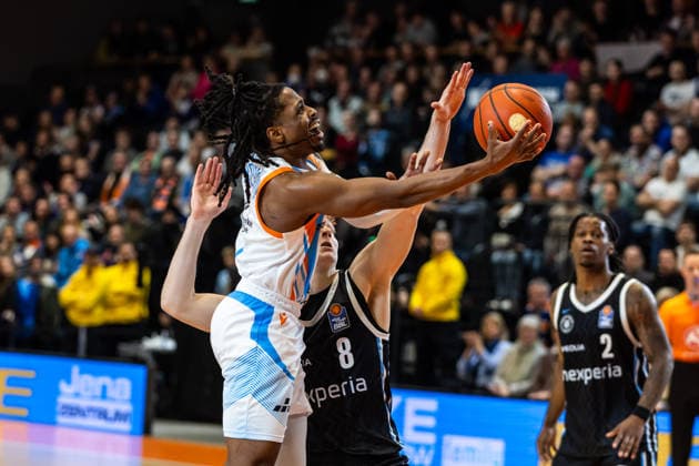 GER, easy Credit Basketball Bundesliga, Science City Jena Veolia Towers Hamburg 26 03 2026, Sparkassen Arena, Jena, GER, easy Credit Basketball Bundesliga, Science City Jena Veolia Towers Hamburg Uchenna Iroegbu Science City Jena 1 , Jared Grey Veolia Towers Hamburg, 8 Â Photo Alexander Trienitz Jena Sparkassen Arena Thueringen Germany