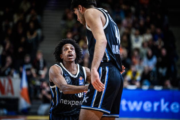 easycredit BBL Basketball Bundesliga 2025 2026 catch-up game 5 matchday 26 03 2026 Science City Jena vs Veolia Towers Hamburg v li in exchange Ross WIlliams with teammate Benedikt Turudic both Hamburg Sparkassen Arena