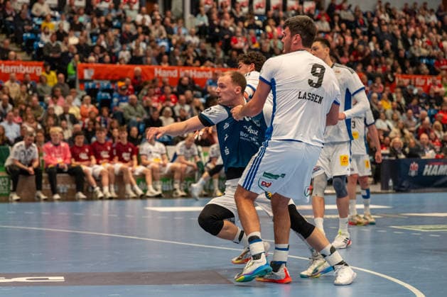 26 03 2026, xdobgx, Handball Daikin HBL, Handball Sport Verein Hamburg Bergischer HC v l Fynn Hangstein Bergischer HC, 10 takes out seven-meter penalty, Jacob Lassen Handball Sport Verein Hamburg, 9