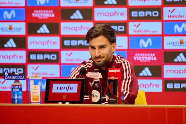 Spain press conference, PK, Pressekonferenz - International Friendly, Länderspiel, Nationalmannschaft March Spain v Serbia VILLARREAL, SPAIN - MARCH 26: Alex Baena of Spain national team, Nationalteam speaks to the media during the Spain Press Conference ahead of the International friendly match between Spain and Serbia at Estadio de la Ceramica on March 26, 2026 in Villarreal, Spain. (Photo by Jose Torres Photo Players Images Magara Press) Villarreal Estadio de la Ceramica Spain Copyright: xJosexTorresx