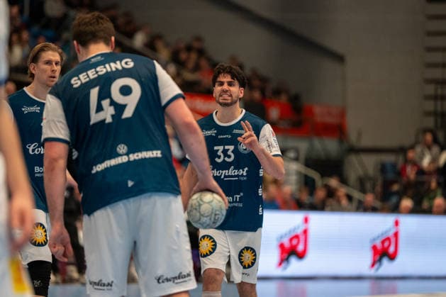 26 03 2026, xdobgx, Handball Daikin HBL, Handball Sport Verein Hamburg Bergischer HC v l Aron Seesing Bergischer HC, 49 , Eloy Morante Maldonado Bergischer HC, 33 gives instructions, gesticulates with his arms, gesticulates, gives instructions