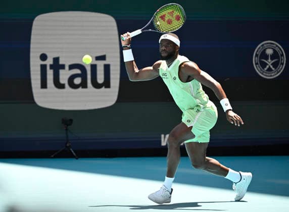 MIAMI GARDENS, FL - MARCH 26: Francis Tiafoe of the United States, returns a shot, against Jannik Sinner of Italy, during the men™s quarterfinal match of the Miami Open on March 26, 2026, Hard Rock Stadium in Miami Gardens, Florida. (Photo by Michele Eve Sandberg Icon Sportswire) TENNIS: MAR 26 Miami Open EDITORIAL USE ONLY Icon2603260489