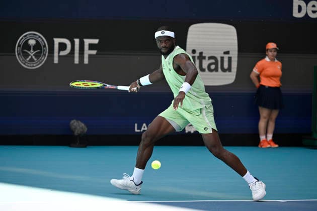 MIAMI GARDENS, FL - MARCH 26: Francis Tiafoe of the United States, returns a shot, against Jannik Sinner of Italy, during the men™s quarterfinal match of the Miami Open on March 26, 2026, Hard Rock Stadium in Miami Gardens, Florida. (Photo by Michele Eve Sandberg Icon Sportswire) TENNIS: MAR 26 Miami Open EDITORIAL USE ONLY Icon2603260491