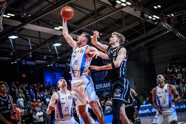 easycredit BBL Basketball Bundesliga 2025 2026 Catch-up match 5 Matchday 26 03 2026 Science City Jena vs Veolia Towers Hamburg v li Joe WIeskamp Jena in duel against Zsombor Maronka Hamburg Sparkassen Arena