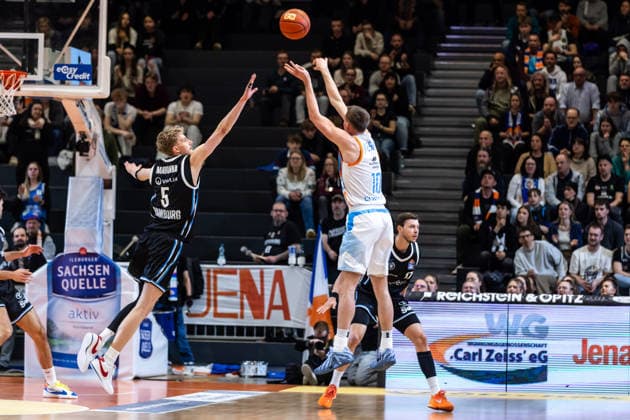 GER, easy Credit Basketball Bundesliga, Science City Jena Veolia Towers Hamburg 26 03 2026, Sparkassen Arena, Jena, GER, easy Credit Basketball Bundesliga, Science City Jena Veolia Towers Hamburg Joe Wieskamp Science City Jena, 10 , Zsombor Maronka Veolia Towers Hamburg, 5 Â Photo Alexander Trienitz Jena Sparkassen Arena Thueringen Germany