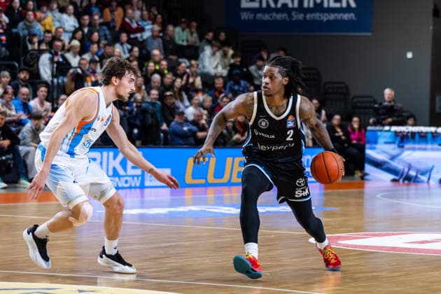 GER, easy Credit Basketball Bundesliga, Science City Jena Veolia Towers Hamburg 26 03 2026, Sparkassen Arena, Jena, GER, easy Credit Basketball Bundesliga, Science City Jena Veolia Towers Hamburg Leonard Thorpe Jr Veolia Towers Hamburg, 2 , Kristofer Krause Science City Jena, 36 Â Photo Alexander Trienitz Jena Sparkassen Arena Thueringen Germany