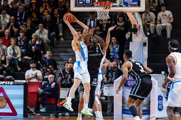 GER, easy Credit Basketball Bundesliga, Science City Jena Veolia Towers Hamburg 26 03 2026, Sparkassen Arena, Jena, GER, easy Credit Basketball Bundesliga, Science City Jena Veolia Towers Hamburg Lorenz Bank Science City Jena, 25 , Leonard Thorpe Jr Veolia Towers Hamburg, 2 Â Photo Alexander Trienitz Jena Sparkassen Arena Thueringen Germany