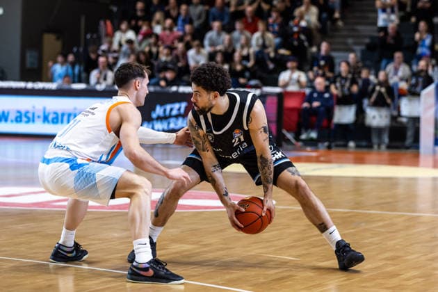 GER, easy Credit Basketball Bundesliga, Science City Jena Veolia Towers Hamburg 26 03 2026, Sparkassen Arena, Jena, GER, easy Credit Basketball Bundesliga, Science City Jena Veolia Towers Hamburg Devon Daniels IV Veolia Towers Hamburg, 21 , Seikou Sisoho Jawara Science City Jena, 11 Â Photo Alexander Trienitz Jena Sparkassen Arena Thueringen Germany