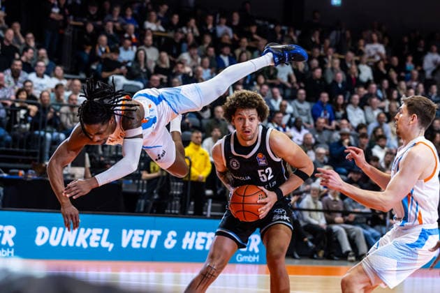 GER, easy Credit Basketball Bundesliga, Science City Jena Veolia Towers Hamburg 26 03 2026, Sparkassen Arena, Jena, GER, easy Credit Basketball Bundesliga, Science City Jena Veolia Towers Hamburg Uchenna Iroegbu Science City Jena 1 flies over Zacharie Perrin Veolia Towers Hamburg, 52 Â Photo Alexander Trienitz Jena Sparkassen Arena Thueringen Germany