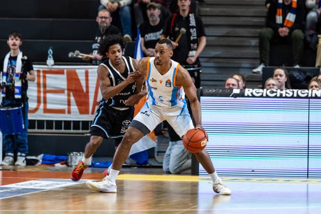 GER, easy Credit Basketball Bundesliga, Science City Jena Veolia Towers Hamburg 26 03 2026, Sparkassen Arena, Jena, GER, easy Credit Basketball Bundesliga, Science City Jena Veolia Towers Hamburg Chris Carter Science City Jena, 5 , Ross Williams Veolia Towers Hamburg, 34 Â Photo Alexander Trienitz Jena Sparkassen Arena Thueringen Germany