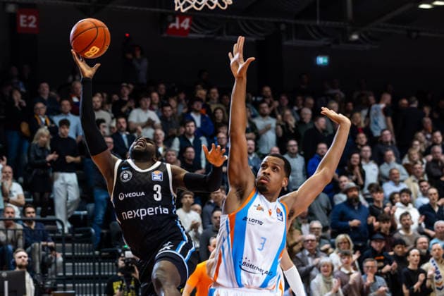 GER, easy Credit Basketball Bundesliga, Science City Jena Veolia Towers Hamburg 26 03 2026, Sparkassen Arena, Jena, GER, easy Credit Basketball Bundesliga, Science City Jena Veolia Towers Hamburg Osaro Rich Igbineweka Veolia Towers Hamburg, 3 , William McNair Jr Science City Jena 3 Â Photo Alexander Trienitz Jena Sparkassen Arena Thueringen Germany