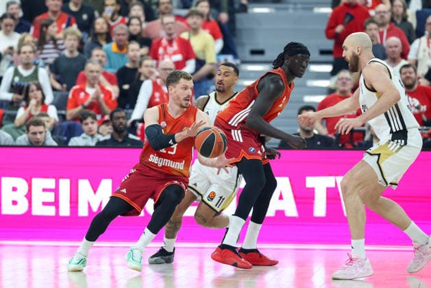 Andreas Obst FC Bayern Basketball, 13 with ball with Edwin Jackson LDLC ASVEL Villeurbanne, 11 and Wenyen Gabriel FC Bayern Basketball, 32 , with Bastien Vautier LDLC ASVEL Villeurbanne, 32 , GER, FC Bayern Basketball vs LDLC ASVEL Villeurbanne, Basketball, Euroleague, Matchday 34, Season 2025 2026, 26 03 2026, GER, FC Bayern Basketball vs LDLC ASVEL Villeurbanne, Basketball, Euroleague, Matchday 34, Season 2025 2026, 26 03 2026 Munich Copyright: xEibner-Pressefoto JennixMaulx EP_JML
