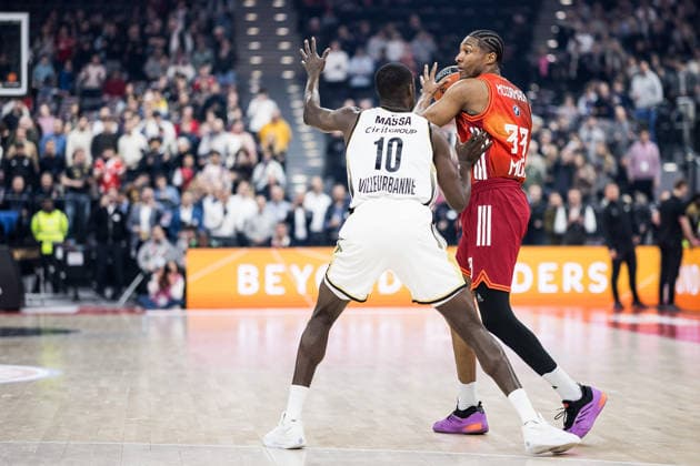 MUNICH, GERMANY - MARCH 26: David McCormack (FC Bayern Muenchen, 33) controls the ball against Bodian Massa (LDLC ASVEL Villeurbanne, 10) during the Turkish Airlines EuroLeague match between FC Bayern Muenchen vs. LDLC ASVEL Villeurbanne at SAP Garden on round 34 of Turkish Airlines EuroLeague on March 26, 2025 in Munich, Germany. Bavaria Germany Copyright: xSteffiexWunderlx