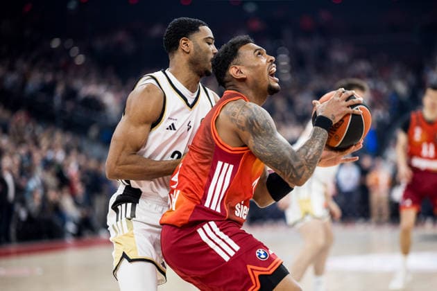 MUNICH, GERMANY - MARCH 26: Xavier Rathan-Mayes (FC Bayern Muenchen, 4) controls the ball against Shaquille Harrison (LDLC ASVEL Villeurbanne, 3) during the Turkish Airlines EuroLeague match between FC Bayern Muenchen vs. LDLC ASVEL Villeurbanne at SAP Garden on round 34 of Turkish Airlines EuroLeague on March 26, 2025 in Munich, Germany. Bavaria Germany Copyright: xSteffiexWunderlx