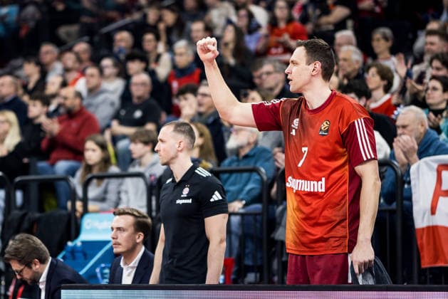 MUNICH, GERMANY - MARCH 26: Johannes Voigtmann (FC Bayern Muenchen, 7) cheers on the bench during the Turkish Airlines EuroLeague match between FC Bayern Muenchen vs. LDLC ASVEL Villeurbanne at SAP Garden on round 34 of Turkish Airlines EuroLeague on March 26, 2025 in Munich, Germany. Bavaria Germany Copyright: xSteffiexWunderlx