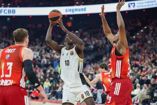 Bodian Massa LDLC ASVEL Villeurbanne, 10 with David McCormack FC Bayern Basketball, 33 and Andreas Obst FC Bayern Basketball, 13 , GER, FC Bayern Basketball vs LDLC ASVEL Villeurbanne, Basketball, Euroleague, Matchday 34, 2025 2026 season, 26 03 2026, GER, FC Bayern Basketball vs LDLC ASVEL Villeurbanne, Basketball, Euroleague, Matchday 34, 2025 2026 season, 26 03 2026 Munich Copyright: xEibner-Pressefoto JennixMaulx EP_JML