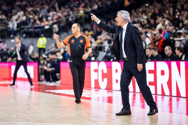 MUNICH, GERMANY - MARCH 26: Svetislav Pesic (Headcoach FC Bayern Muenchen) gestures during the Turkish Airlines EuroLeague match between FC Bayern Muenchen vs. LDLC ASVEL Villeurbanne at SAP Garden on round 34 of Turkish Airlines EuroLeague on March 26, 2025 in Munich, Germany. Bavaria Germany Copyright: xSteffiexWunderlx