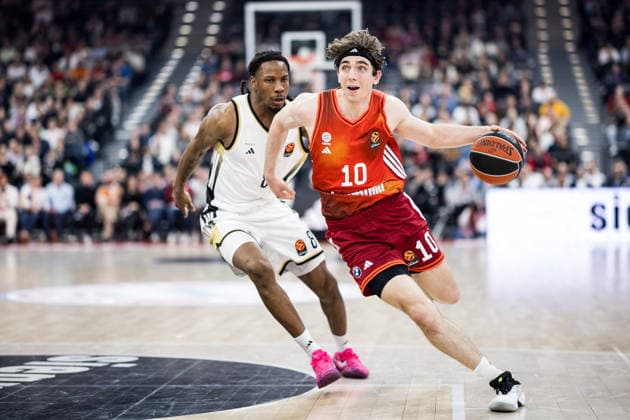 MUNICH, GERMANY - MARCH 26: Justinian Jessup (FC Bayern Muenchen, 10) controls the ball against Melvin Ajinca (LDLC ASVEL Villeurbanne, 8) during the Turkish Airlines EuroLeague match between FC Bayern Muenchen vs. LDLC ASVEL Villeurbanne at SAP Garden on round 34 of Turkish Airlines EuroLeague on March 26, 2025 in Munich, Germany. Bavaria Germany Copyright: xSteffiexWunderlx