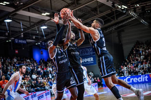 easycredit BBL Basketball Bundesliga 2025 2026 Catch-up match 5 Matchday 26 03 2026 Science City Jena vs Veolia Towers Hamburg Three players from Hamburg go for the rebound at the same time Sparkassen Arena