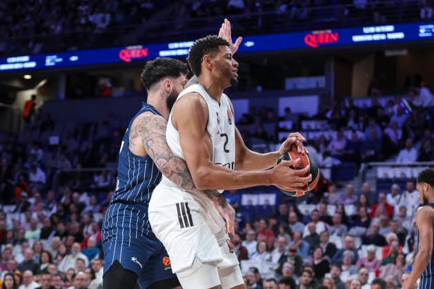 March 26, 2026, Madrid, Madrid, Spain: Vincent Poirier of Anadolu Efes Istanbul and Walter Tavares of Real Madrid in action during the Turkish Airlines EuroLeague Regular Season Round 34 match between Real Madrid and Anadolu Efes Istambul at Movistar Arena, on March 26, 2026, in Madrid, Spain. Madrid Spain - ZUMAa181 20260326_zaa_a181_089 Copyright: xIrinaxR.xHipolitox