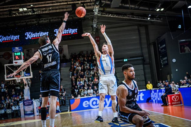 easycredit BBL Basketball Bundesliga 2025 2026 Catch-up game 5 Matchday 26 03 2026 Science City Jena vs Veolia Towers Hamburg Jack Pagenkopf Jena throwing against Niklas Wimberg Hamburg Sparkassen Arena