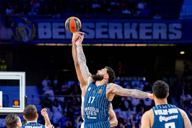 ESP Real Madrid v Anadolu Efes Istanbul Euroleague Edy Tavares of Real Madrid and Vincent Poirier of Anadalu Efes during the Euroleague match, between Real Madrid and Anadolu Efes Istanbul played at Movistar Arena Stadium on March 26, 2026 in Madrid Spain Spain Madrid Spain Basketball Copyright: xAlbaxPachecox xAgenciaxLOFx