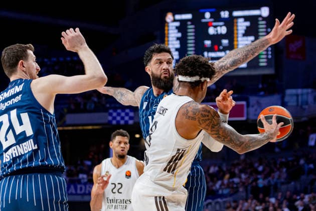 ESP Real Madrid v Anadolu Efes Istanbul Euroleague Chuma Okeke of Real Madrid and Vincent Poirier of Anadalu Efes during the Euroleague match, between Real Madrid and Anadolu Efes Istanbul played at Movistar Arena Stadium on March 26, 2026 in Madrid Spain Spain Madrid Spain Basketball Copyright: xAlbaxPachecox xAgenciaxLOFx
