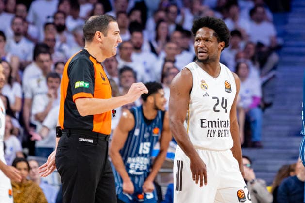 ESP Real Madrid v Anadolu Efes Istanbul Euroleague Andres Feliz of Real Madridand referee during the Euroleague match, between Real Madrid and Anadolu Efes Istanbul played at Movistar Arena Stadium on March 26, 2026 in Madrid Spain Madrid Spain Basketball Copyright: xAlbaxPachecox xAgenciaxLOFx