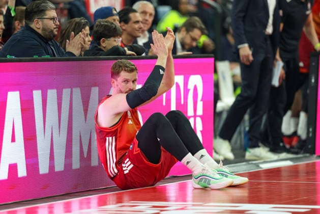 Andreas Obst FC Bayern Basketball, 13 sits on the floor and applauds, GER, FC Bayern Basketball vs LDLC ASVEL Villeurbanne, Basketball, Euroleague, Matchday 34, Season 2025 2026, 26 03 2026, GER, FC Bayern Basketball vs LDLC ASVEL Villeurbanne, Basketball, Euroleague, Matchday 34, Season 2025 2026, 26 03 2026 Munich Copyright: xEibner-Pressefoto JennixMaulx EP_JML