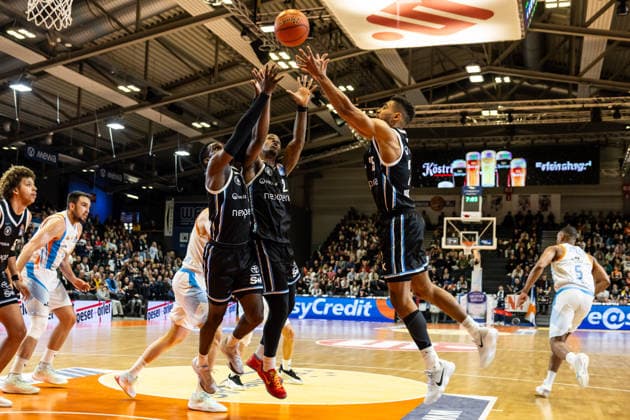 GER, easy Credit Basketball Bundesliga, Science City Jena Veolia Towers Hamburg 26 03 2026, Sparkassen Arena, Jena, GER, easy Credit Basketball Bundesliga, Science City Jena Veolia Towers Hamburg Leonard Thorpe Jr Veolia Towers Hamburg, 2 , Osaro Rich Igbineweka Veolia Towers Hamburg, 3 and Kenneth Ogbe Veolia Towers Hamburg, 25 fighting for the ball Â Photo Alexander Trienitz Jena Sparkassen Arena Thueringen Germany
