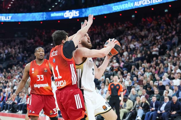 Bastien Vautier LDLC ASVEL Villeurbanne, 32 with Vladimir Lucic FC Bayern Basketball, 11 , with David McCormack FC Bayern Basketball, 33 , GER, FC Bayern Basketball vs LDLC ASVEL Villeurbanne, Basketball, Euroleague, Matchday 34, 2025 2026 season, 26 03 2026, GER, FC Bayern Basketball vs LDLC ASVEL Villeurbanne, Basketball, Euroleague, Matchday 34, 2025 2026 season, 26 03 2026 Munich Copyright: xEibner-Pressefoto JennixMaulx EP_JML
