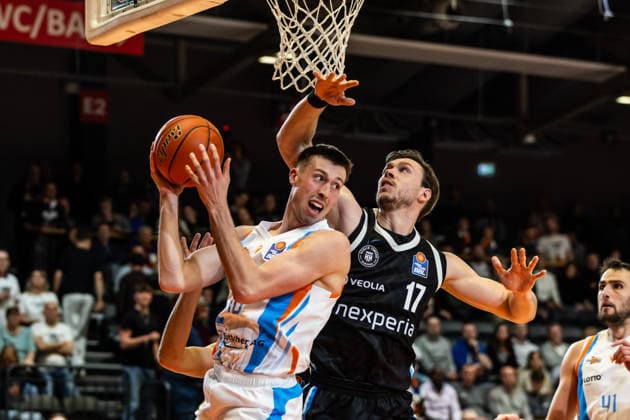 GER, easy Credit Basketball Bundesliga, Science City Jena Veolia Towers Hamburg 26 03 2026, Sparkassen Arena, Jena, GER, easy Credit Basketball Bundesliga, Science City Jena Veolia Towers Hamburg Joe Wieskamp Science City Jena, 10 , Niklas Wimberg Veolia Towers Hamburg, 17 Â Photo Alexander Trienitz Jena Sparkassen Arena Thueringen Germany