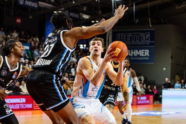 GER, easy Credit Basketball Bundesliga, Science City Jena Veolia Towers Hamburg 26 03 2026, Sparkassen Arena, Jena, GER, easy Credit Basketball Bundesliga, Science City Jena Veolia Towers Hamburg Lorenz Bank Science City Jena, 25 , Karl Gamble II Veolia Towers Hamburg, 257 Â Photo Alexander Trienitz Jena Sparkassen Arena Thueringen Germany